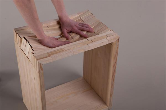 软硬兼备的木凳子