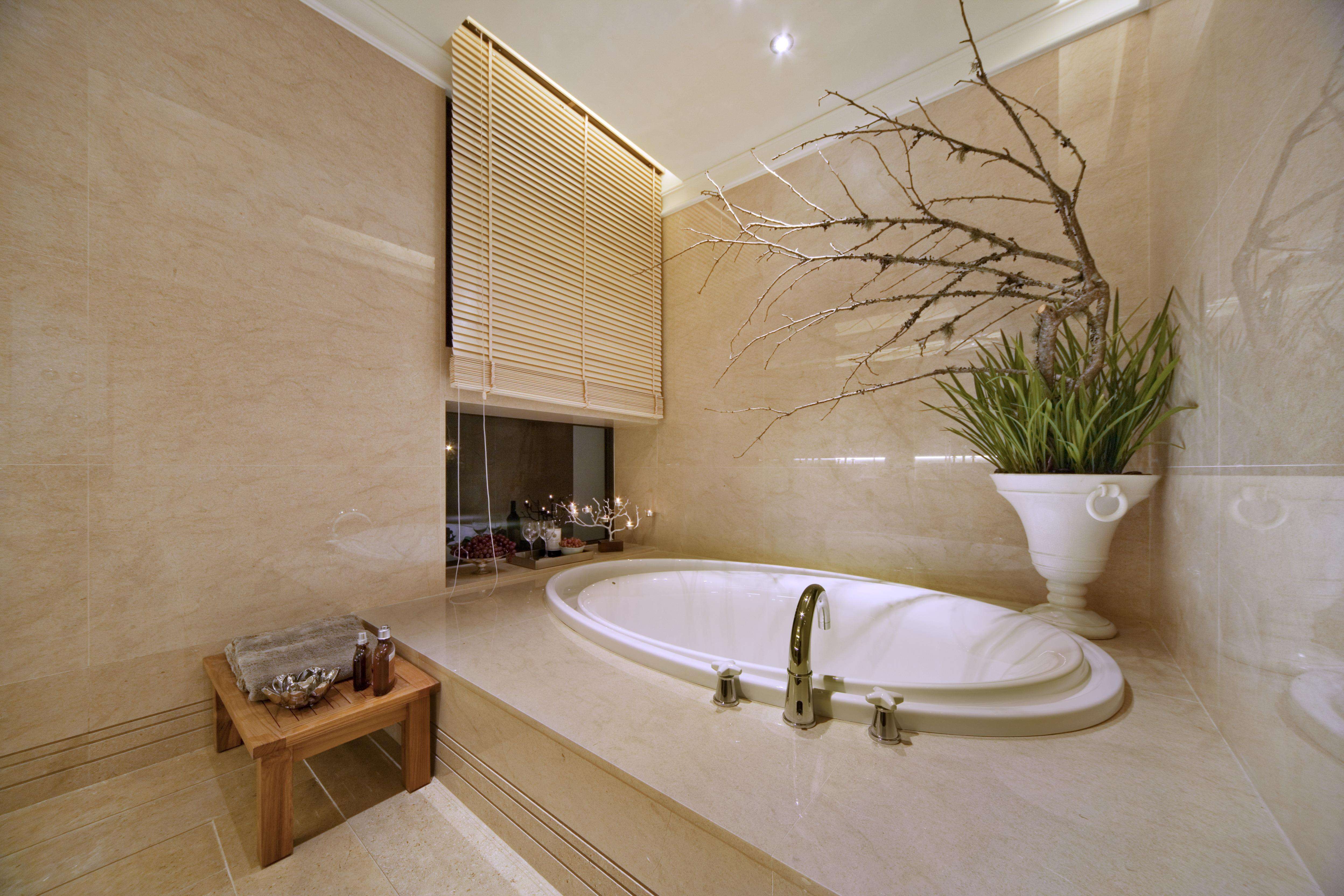 地中海风格别墅卫生间台阶浴缸装修效果图片案例_别墅设计图