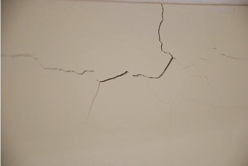 墙面出现裂缝该怎么办，有哪些修补方法